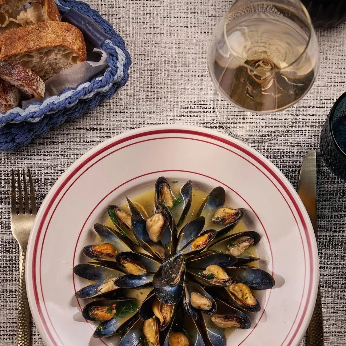 Steamed Mussels with Bread and Wine