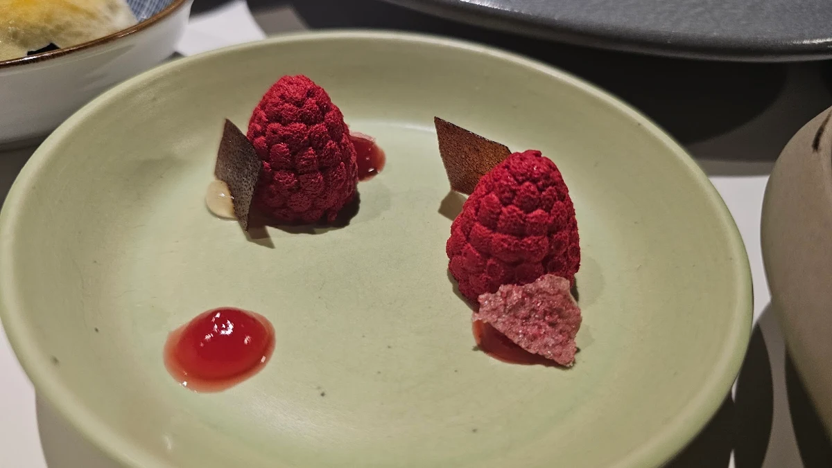 Raspberry Rose & Champagne, Atelier
