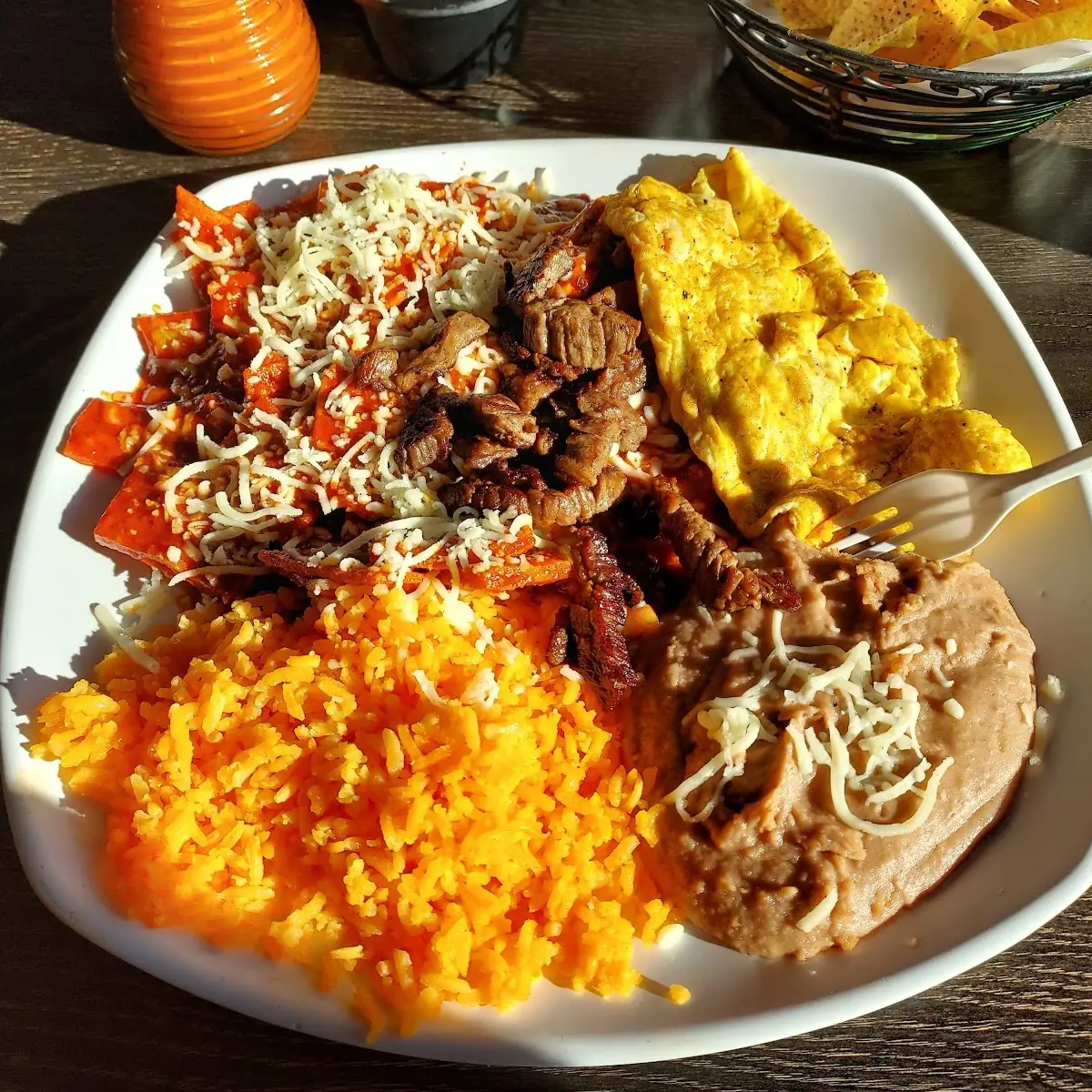 Chilaquiles Rojos Con Huevo