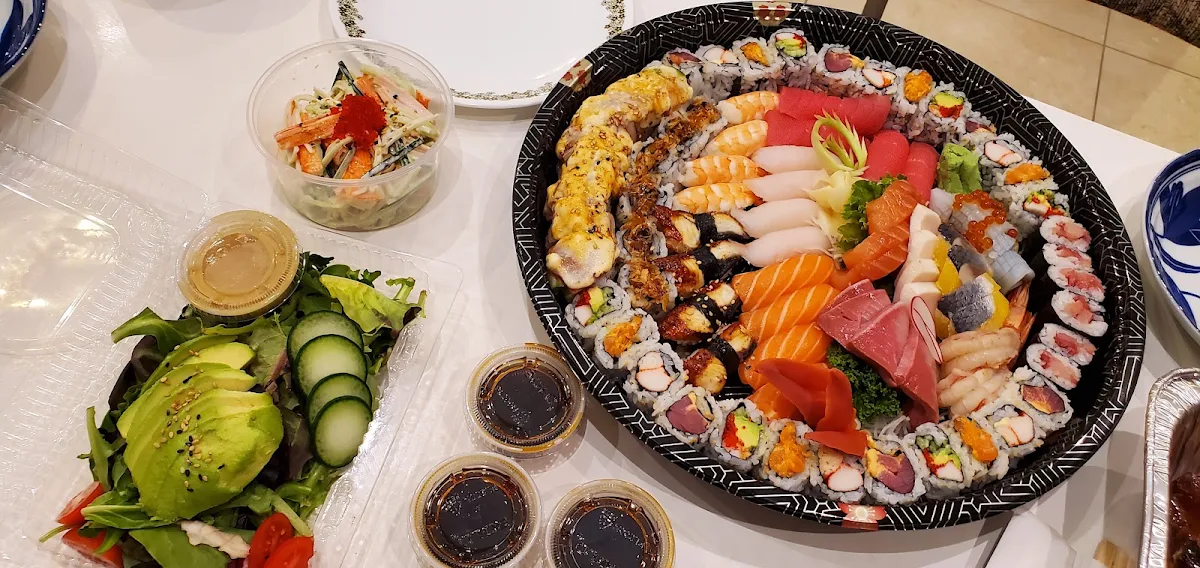 M06.  Salmon & Avocado Roll (6Pcs)