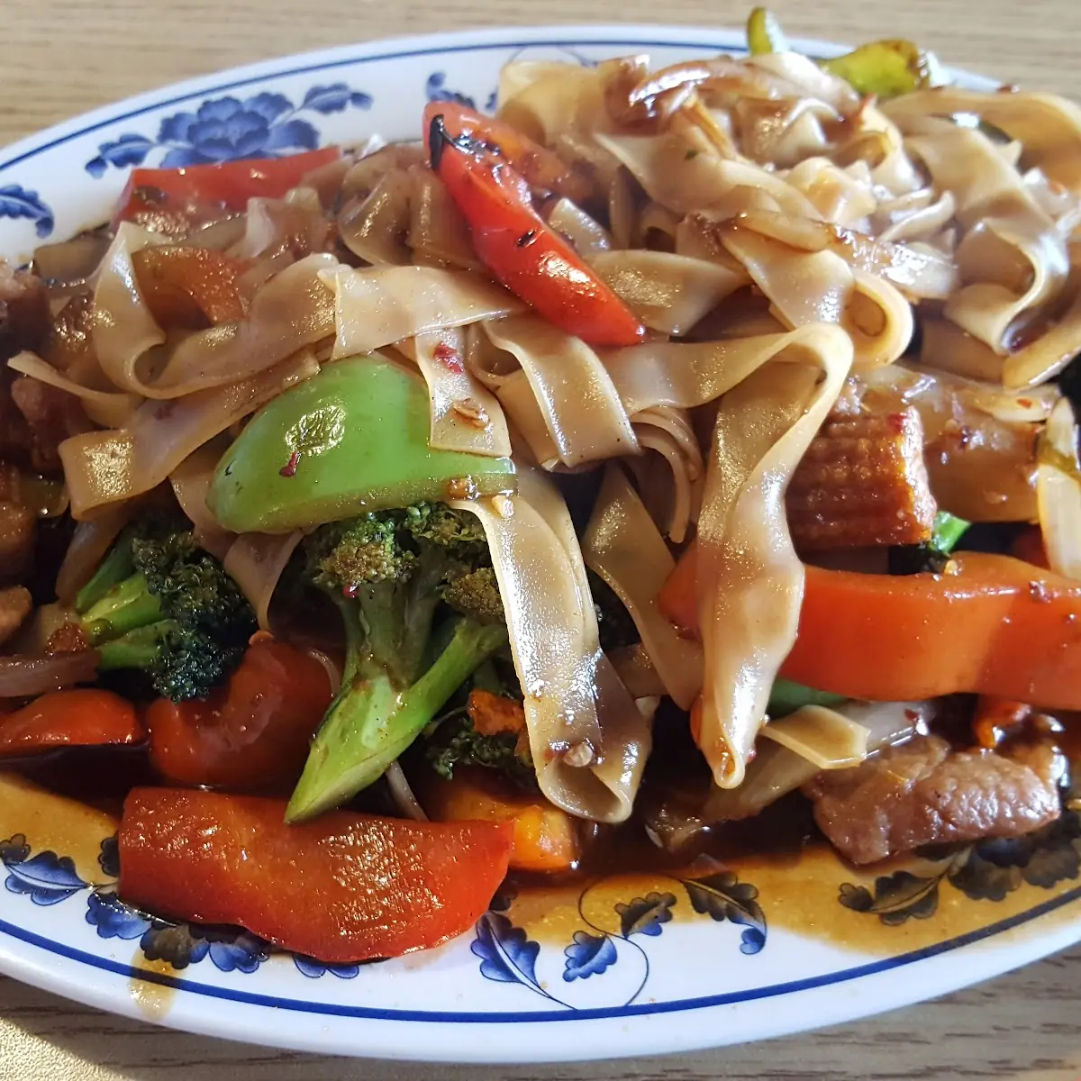 Flat Rice Noodles with Beef and Vegetables