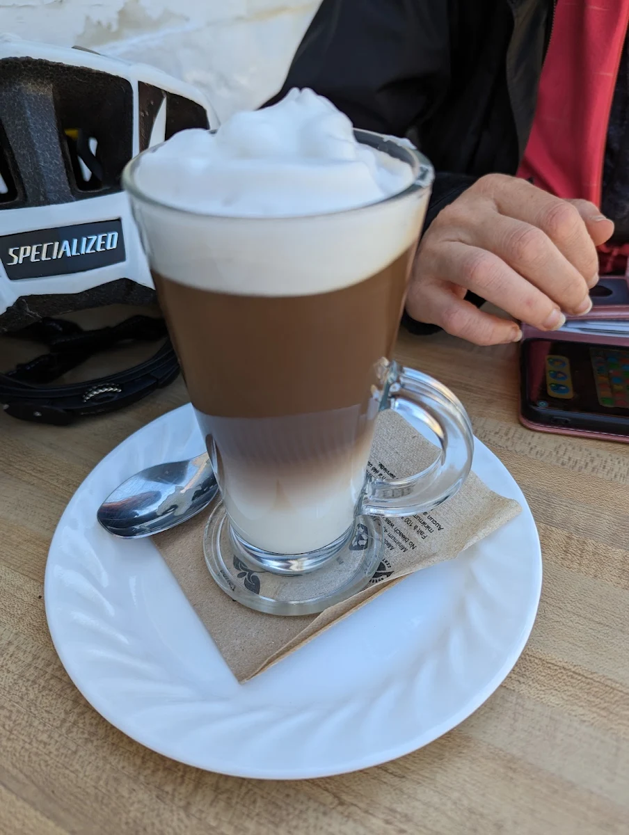 C'est Ce qu'on de Fait Servir lorsqu'on Commande Un Café Latte, Mina Café