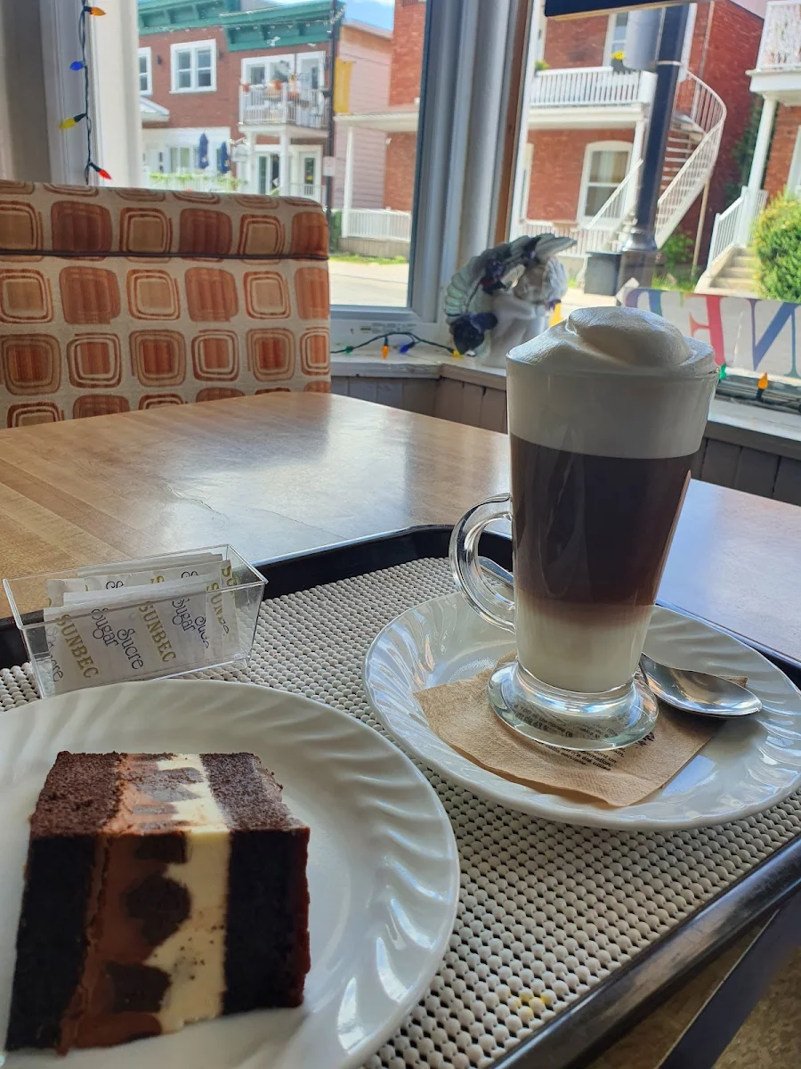 Coffee with Chocolate Cake, Mina Café
