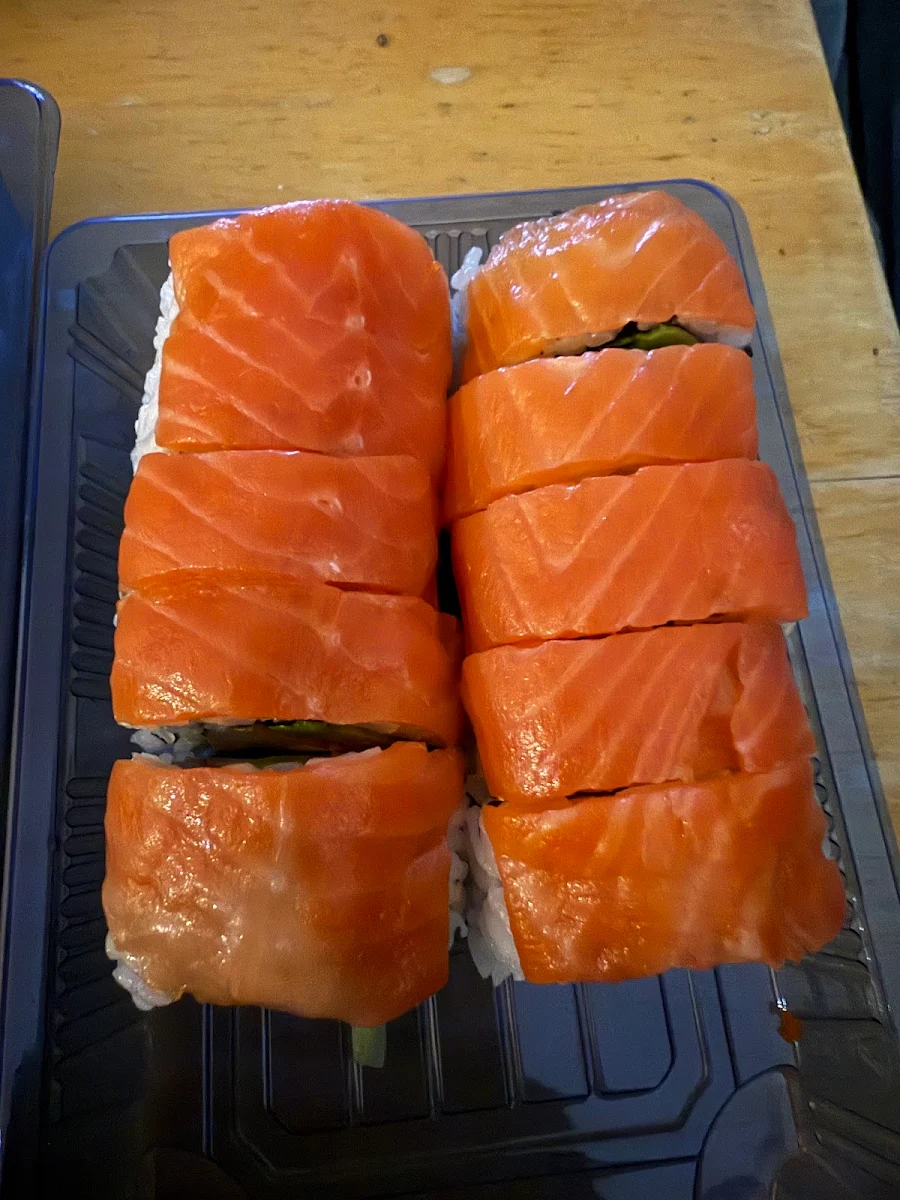 Salmon & Avocado Roll (6 Pcs)