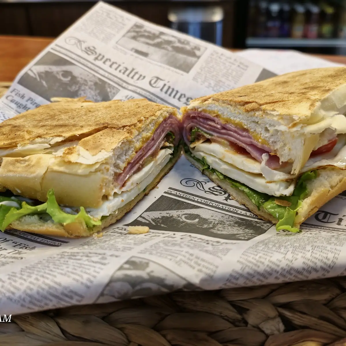 Sandwich De Jamón Queso Y Huevo