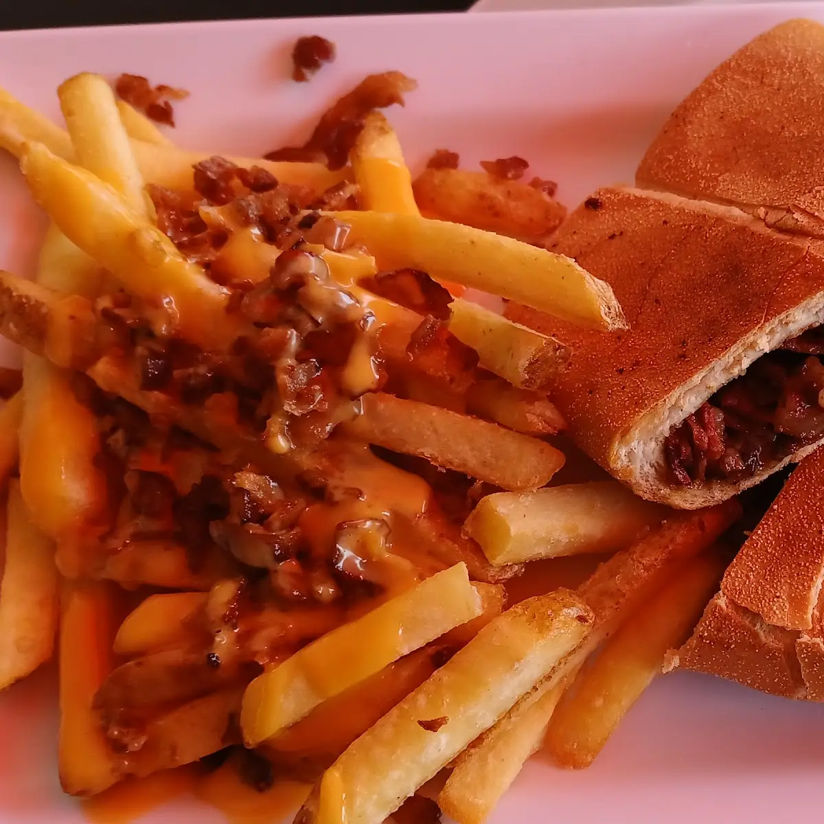 Sándwich de Pastrami Y Papas Fritas Queso Bacon