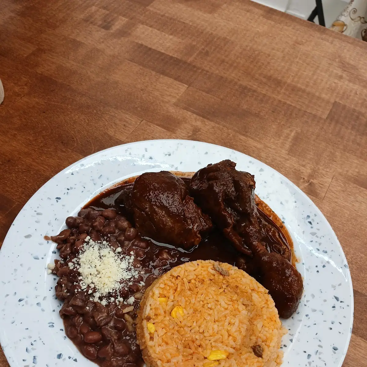 Pollo En Mole Rojo Plato