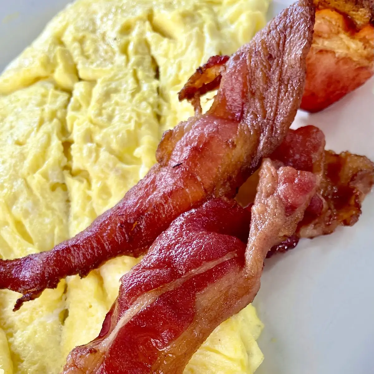 Scrambled Eggs & Crispy Bacon