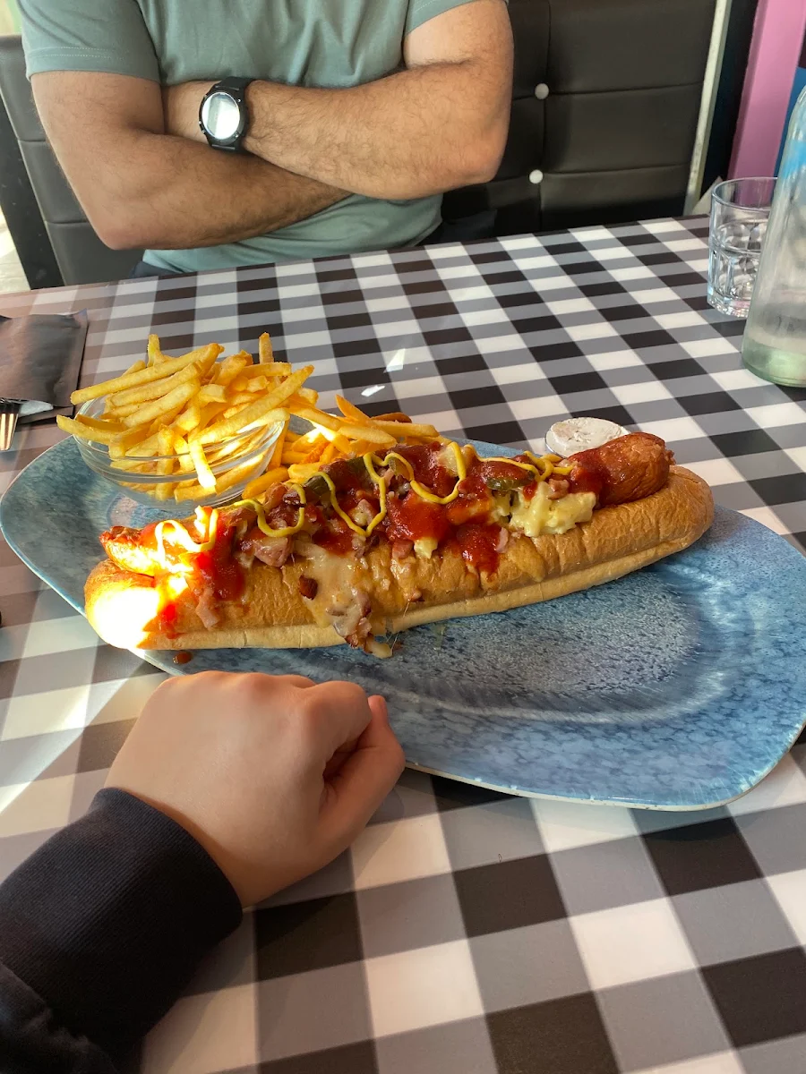 Hot Dog and Fries, Tamborine Diner