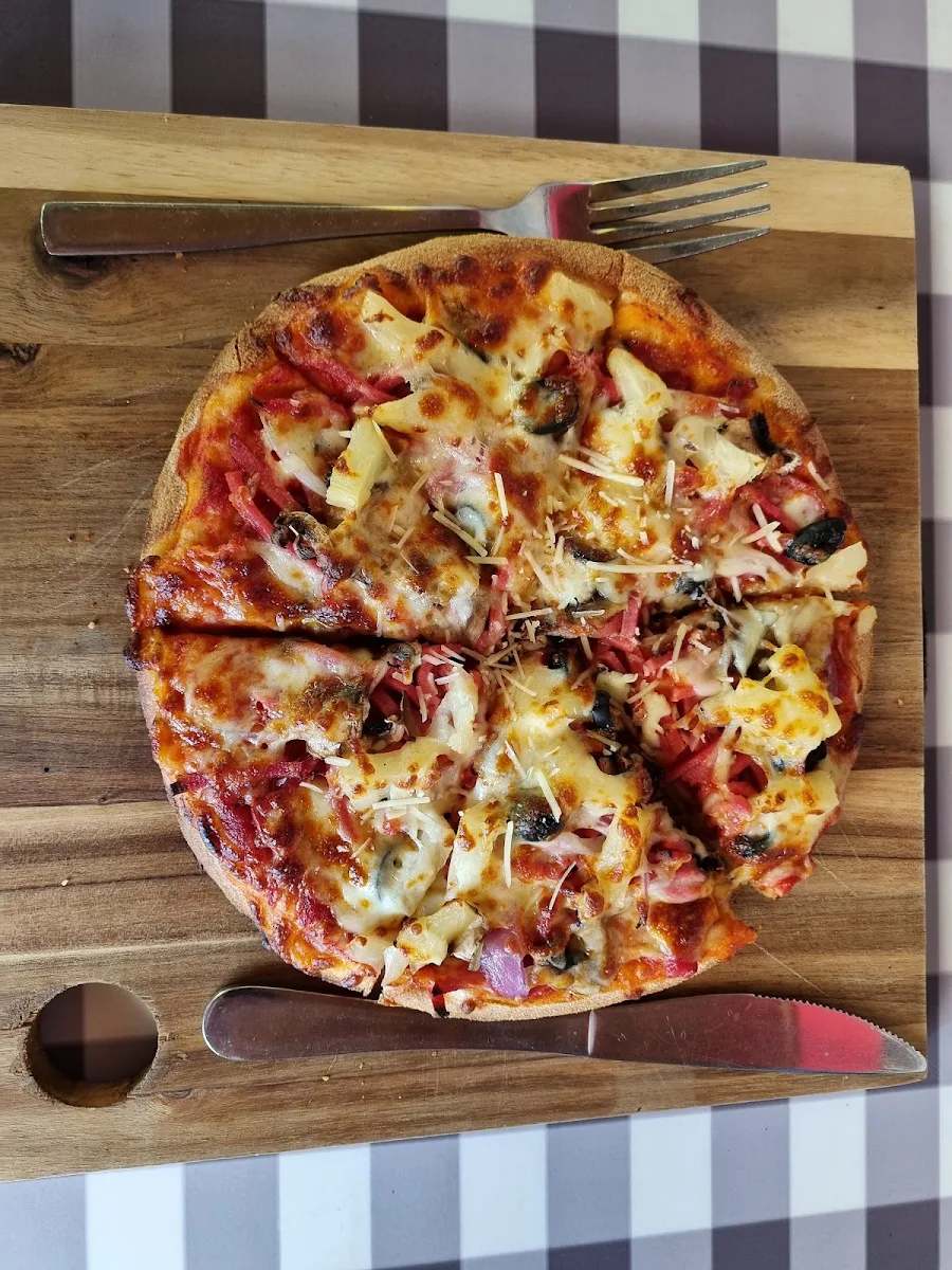 Pizza & Mains, Tamborine Diner