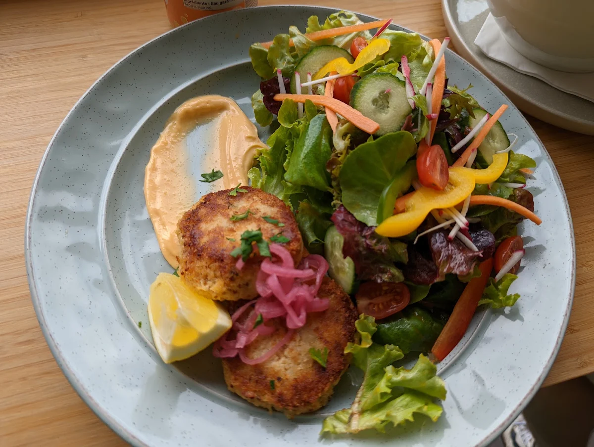 Gallant's Crab Cakes 2 with Side Salad