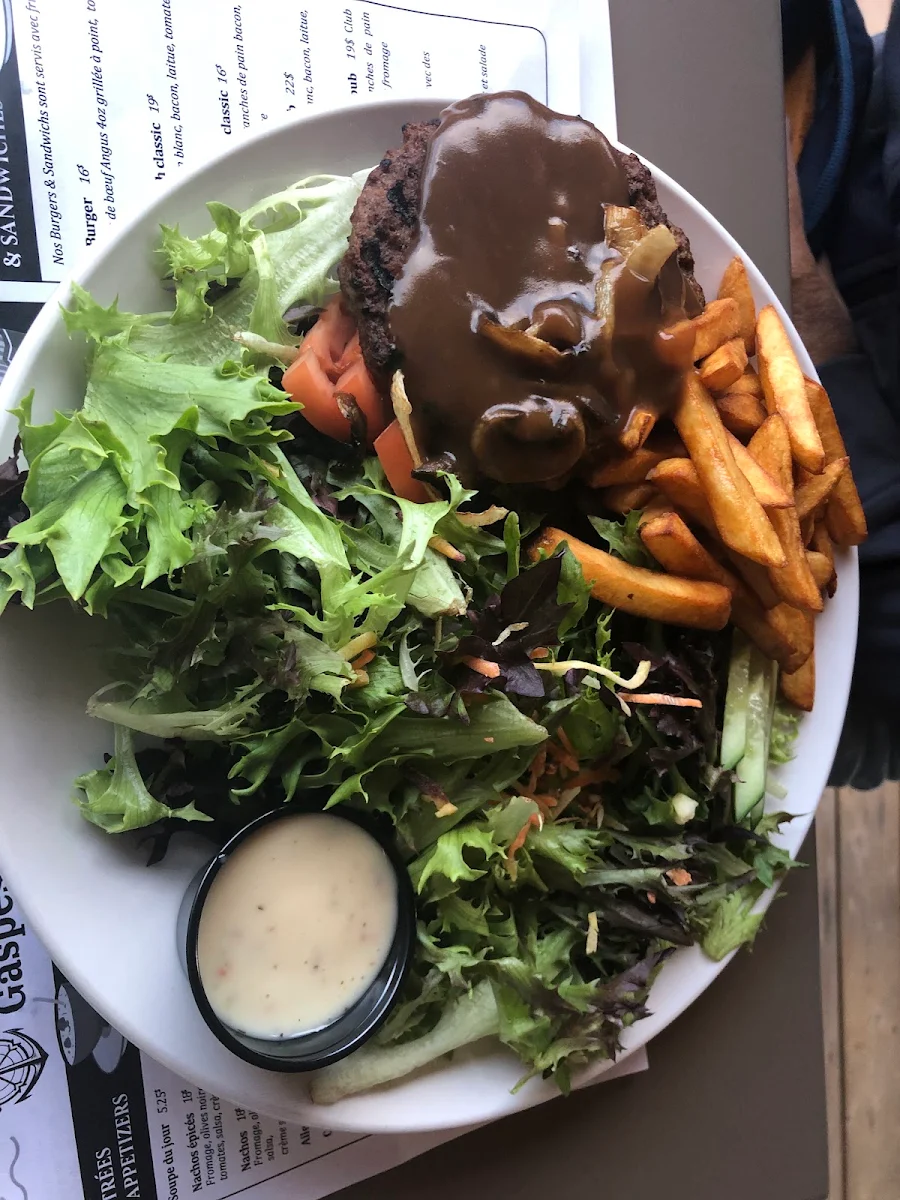 Steak Frites, Resto Pub Gaspésien