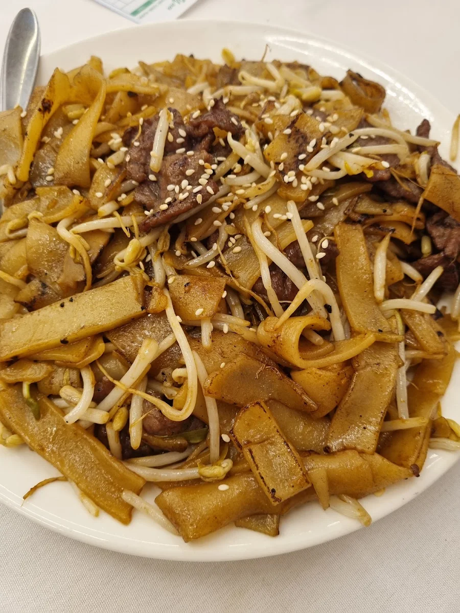 Stir Fried Flat Wite Rice Noodle with Beef, Silver Territory Seafood Restaurant