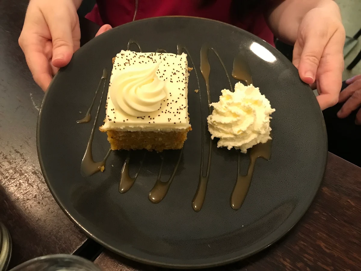 Hummingbird Cake, Choux Box