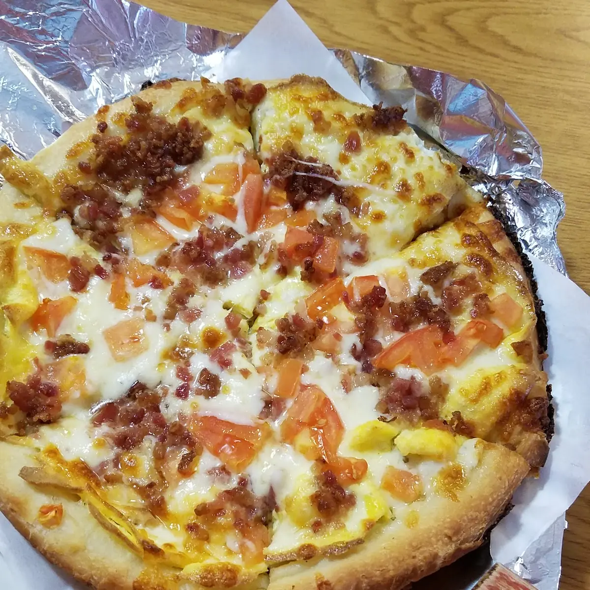 Breakfast Pizza with Bacon & Tomato