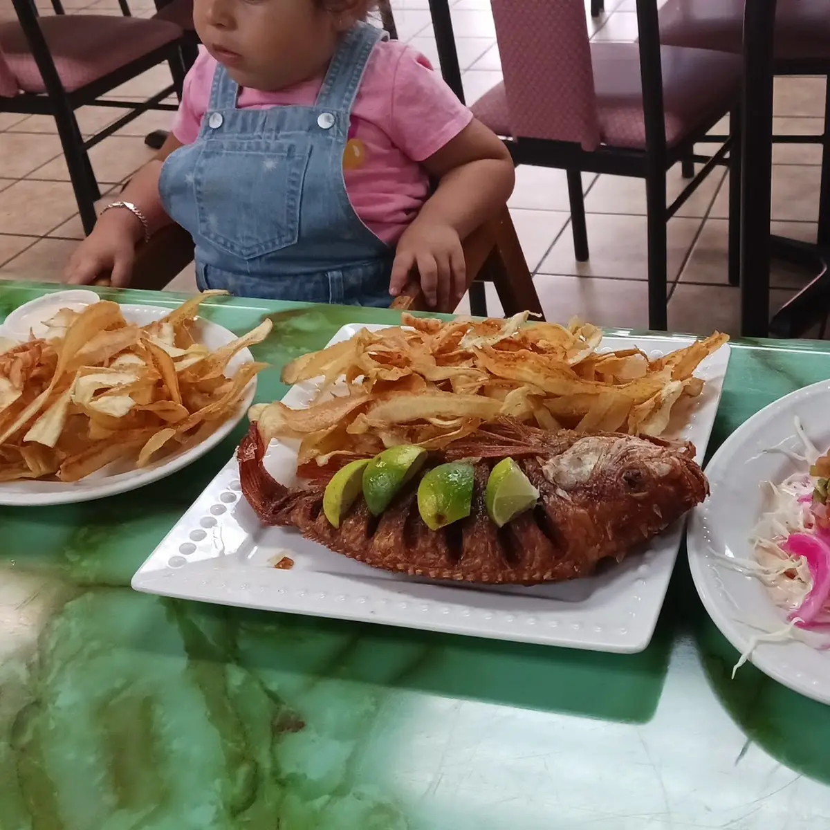 Pescado Frito Con Tajadas