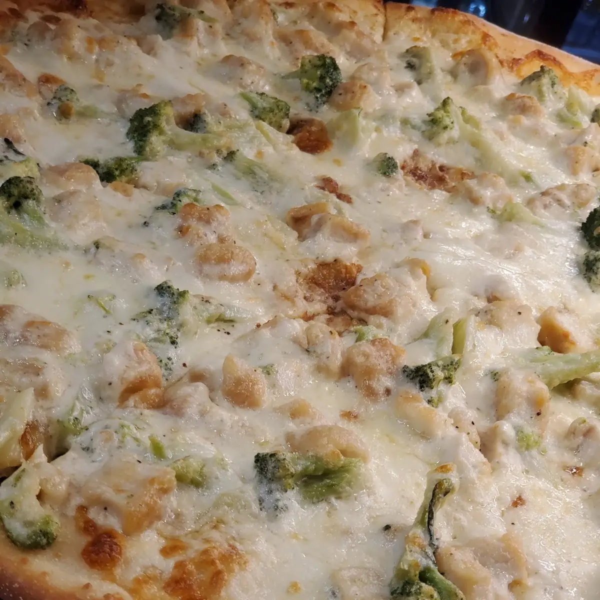 Chicken Alfredo Pizza with Broccoli