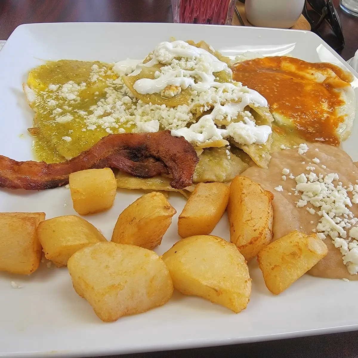 Huevos Divorciados Con Chilaquiles
