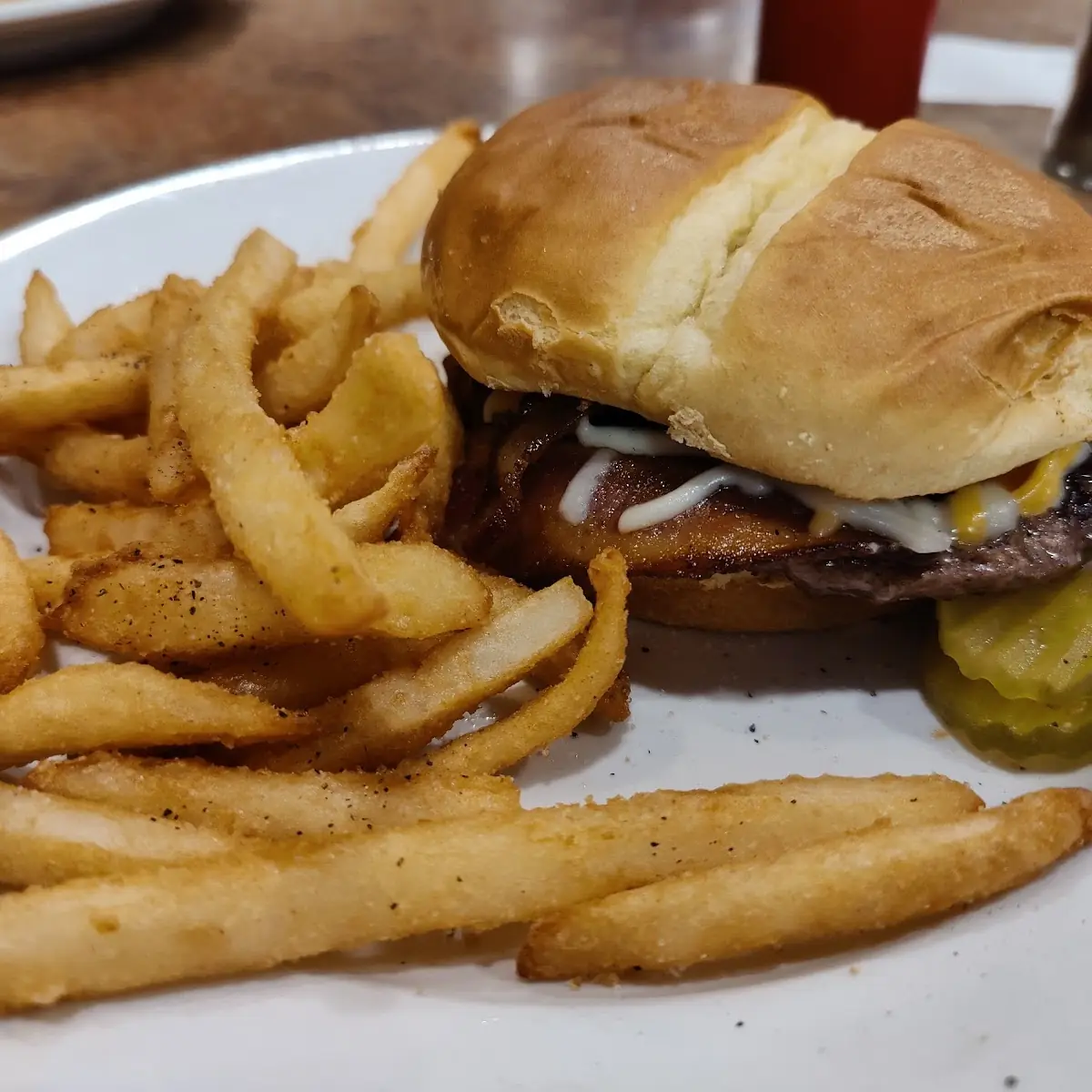 Pella Burger