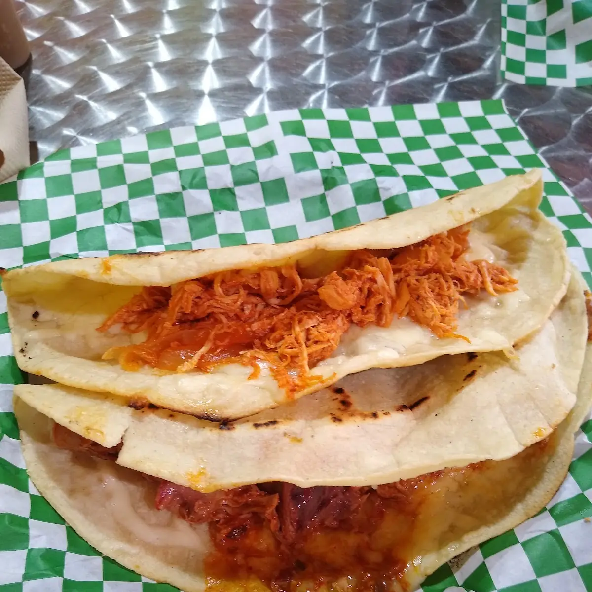 Quesadilla De Tinga Y Chicharrón Prensado