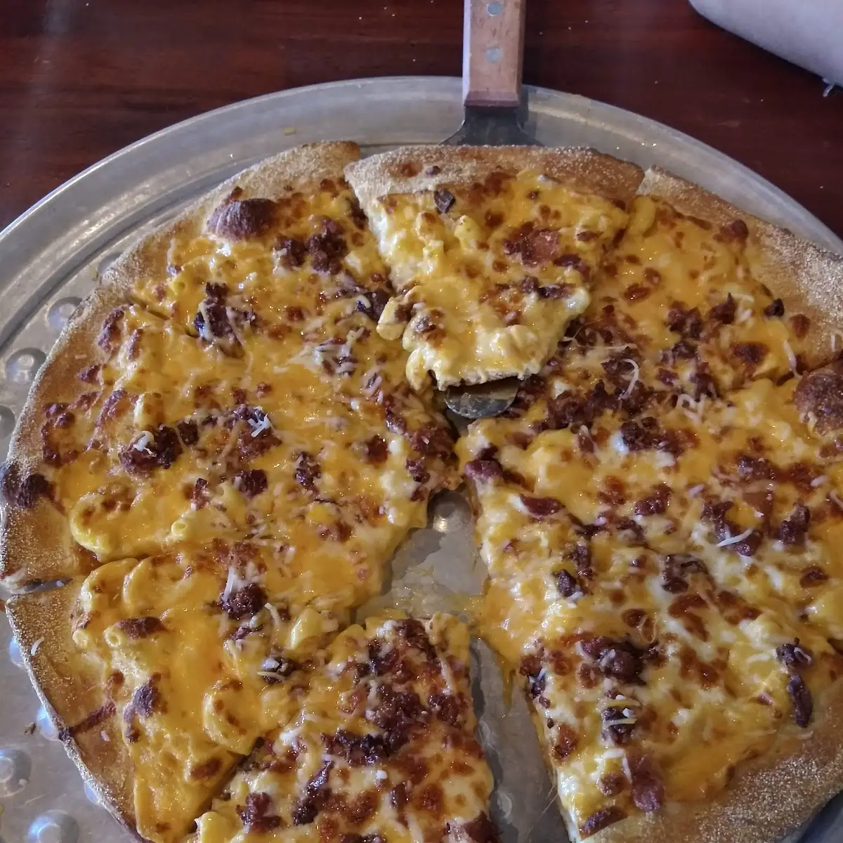Bacon Macaroni and Cheese Pizza