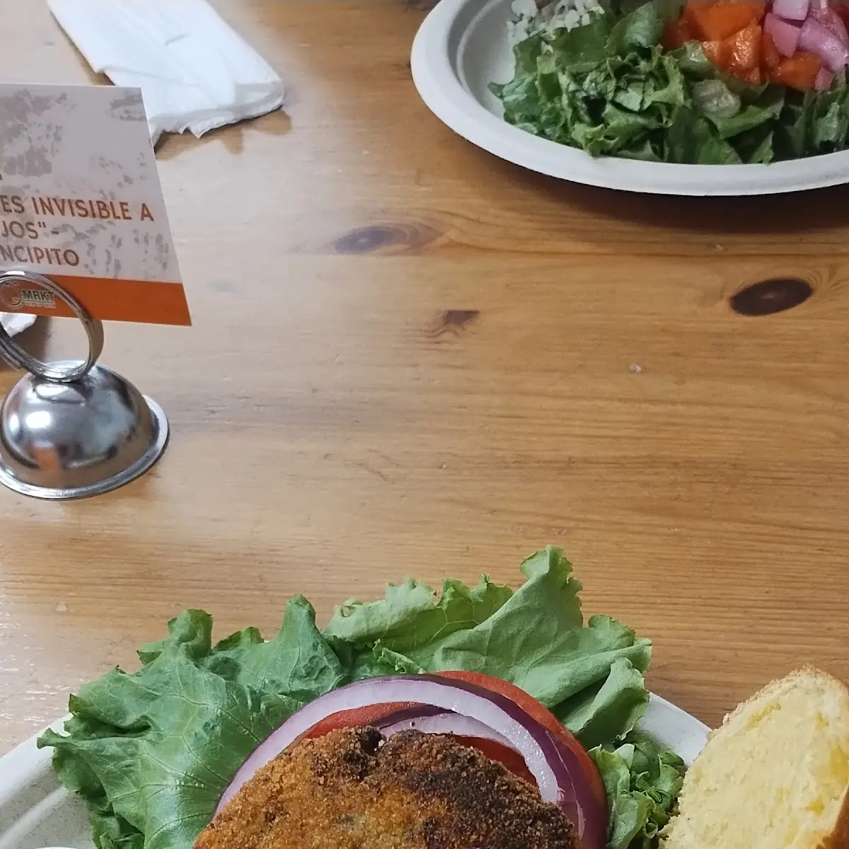 Quinoa Burger Con Ensalada de Granos