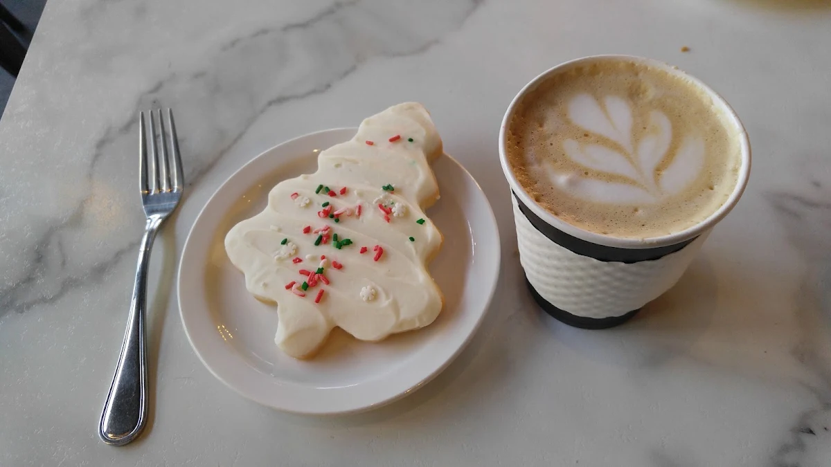 Mocha w Christmas Tree Cookie