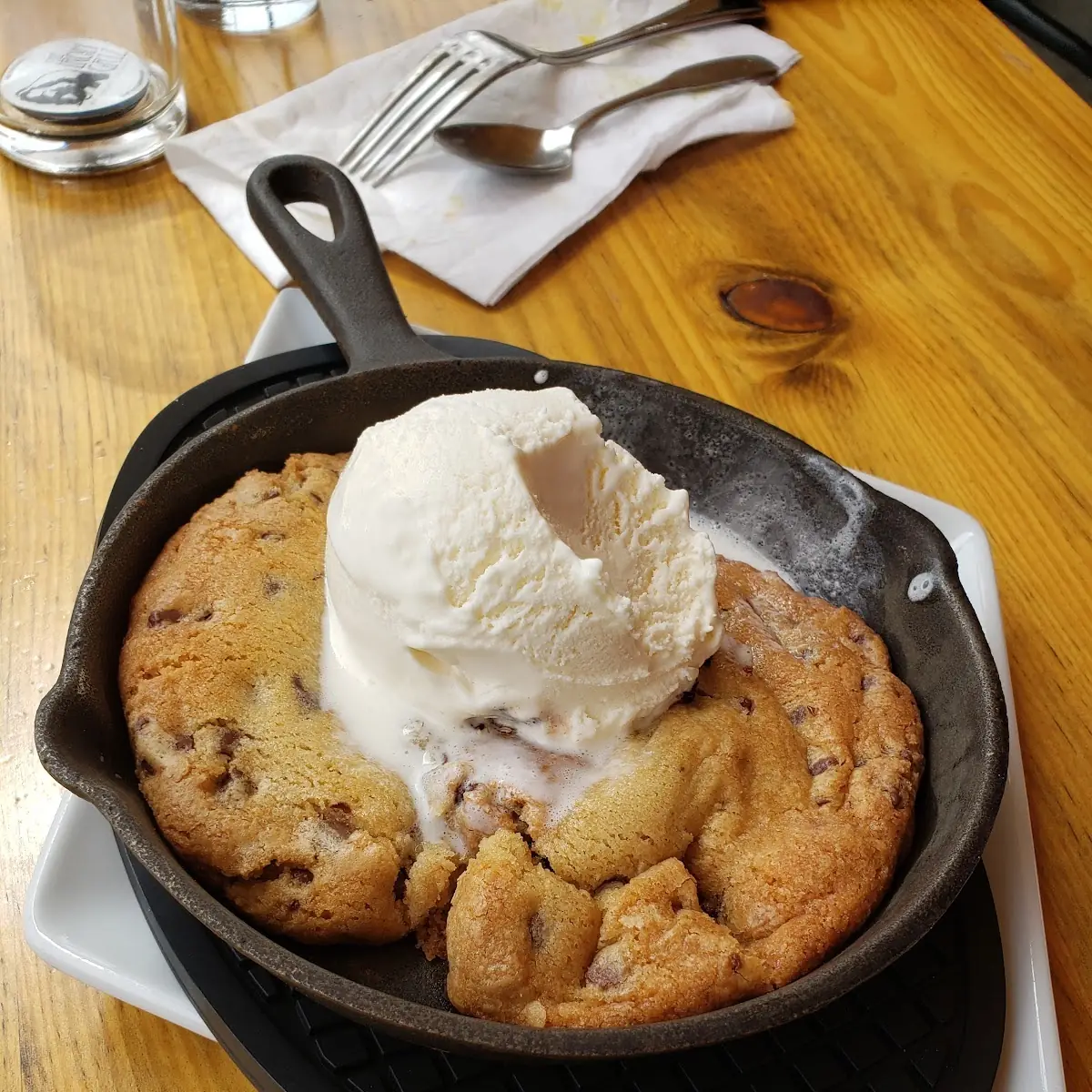 Chocolate Chip Cookie w Ice Cream