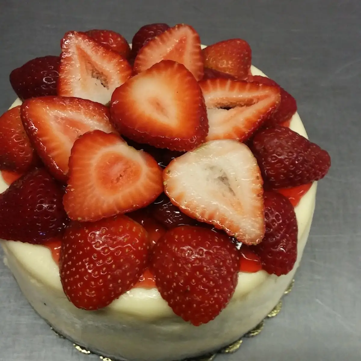 Plain Cheesecake with Fresh Strawberries