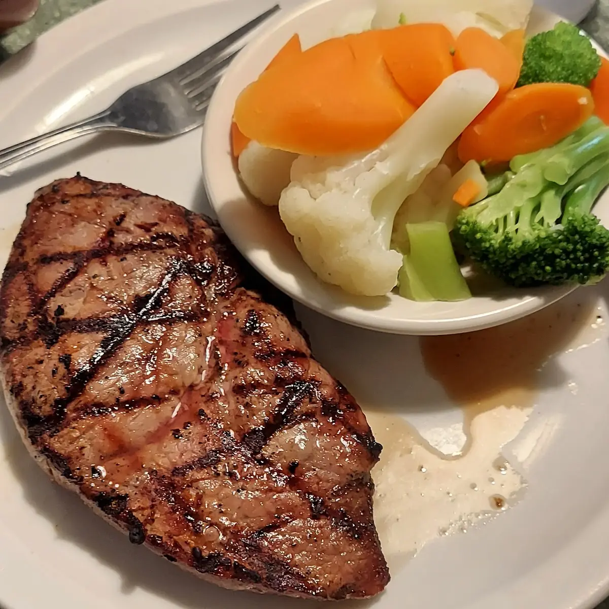 5 Oz Sirloin Steak with Steamed Veggies