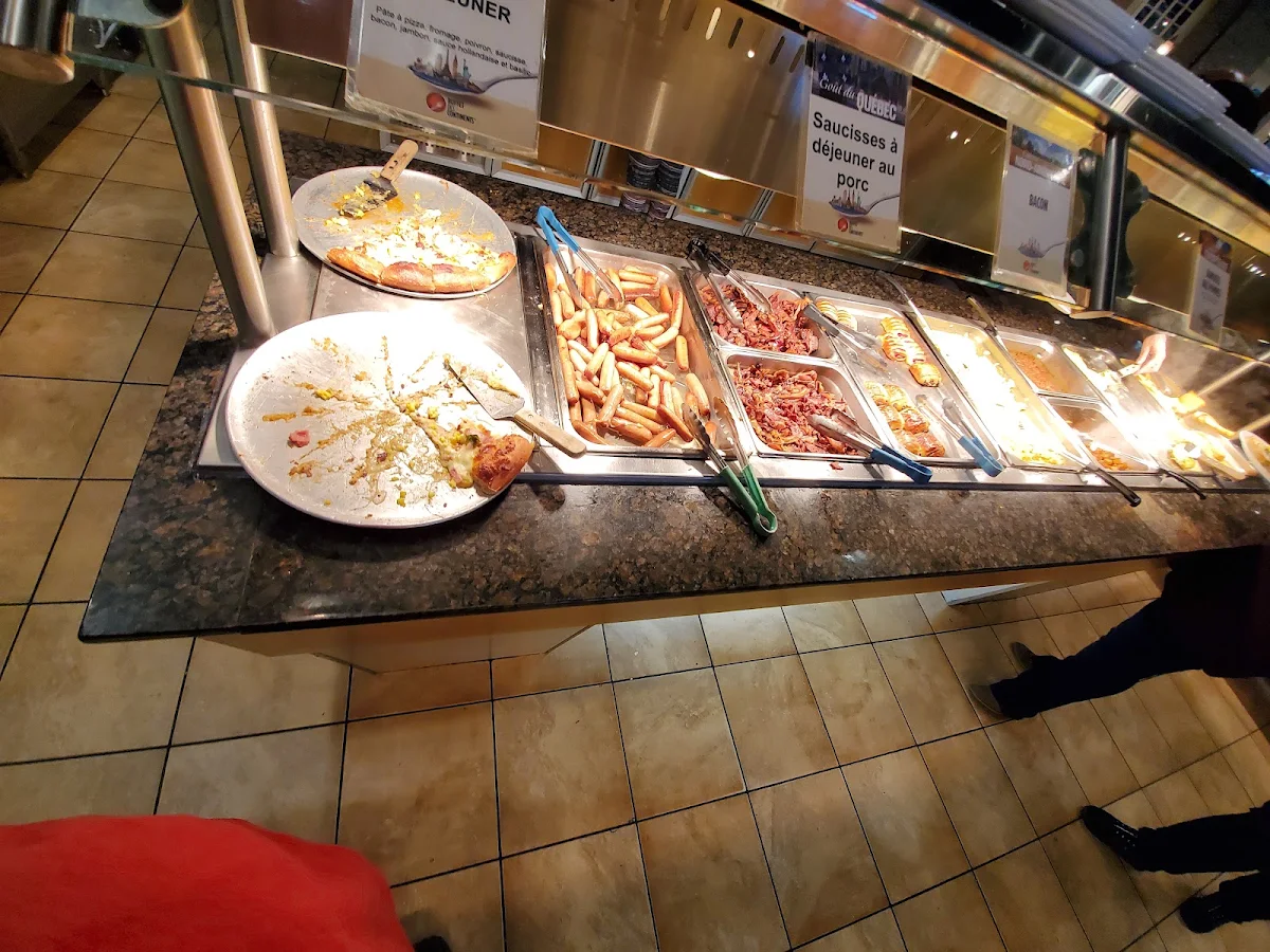 Bacon Pizza Oeufs Brouillés, Buffet des Continents - Trois-Rivières
