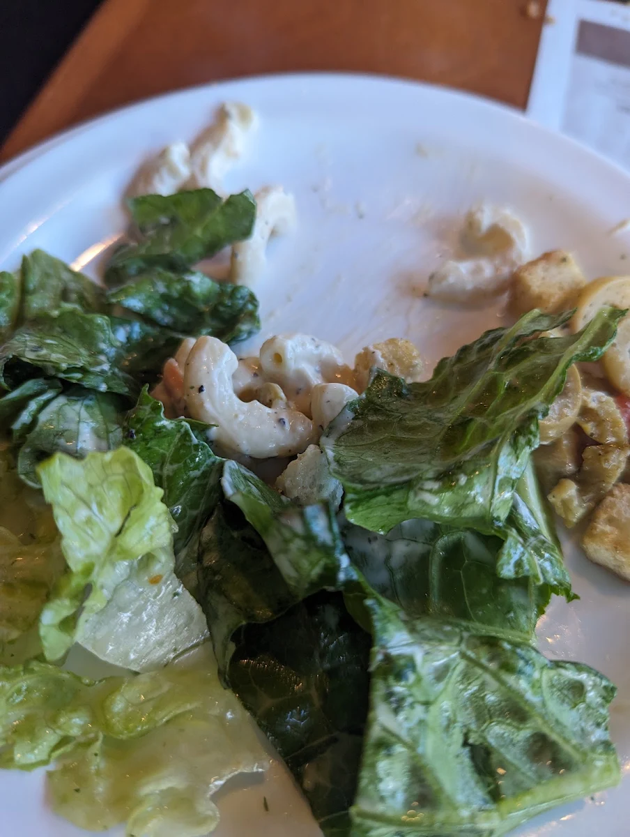 Salade de Macaronis Et César, Buffet des Continents - Trois-Rivières
