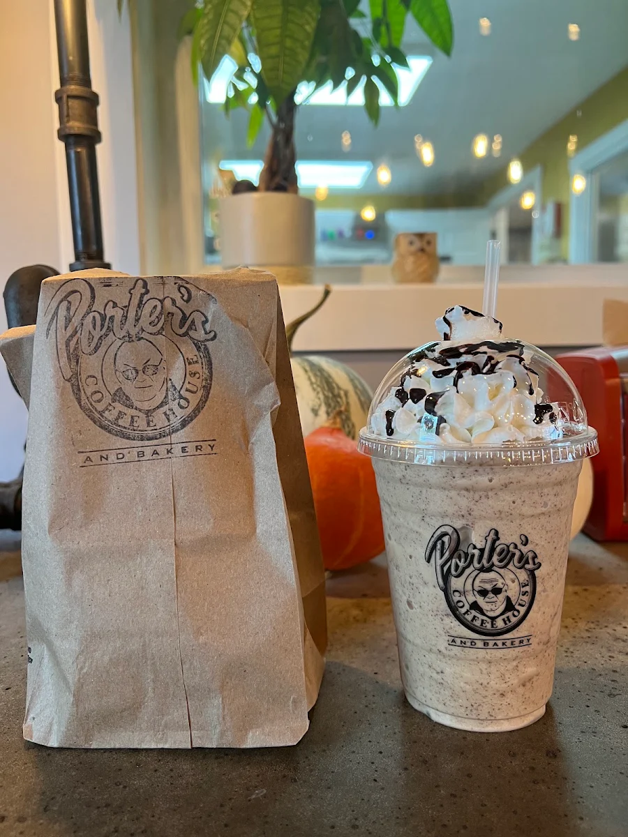 White Chocolate Mocha Frappe with Chocolate Chips