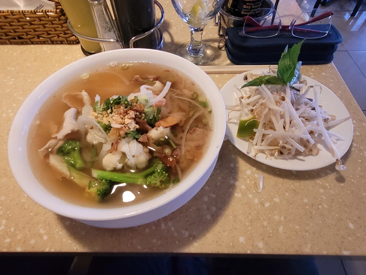Southern Vietnamese Noodle Soup, PhoXpress Leduc