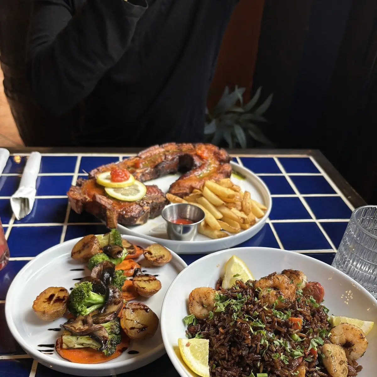 Chuleta Kan Kan Con Papas Fritas Louisiana Con Vegetales Salteados