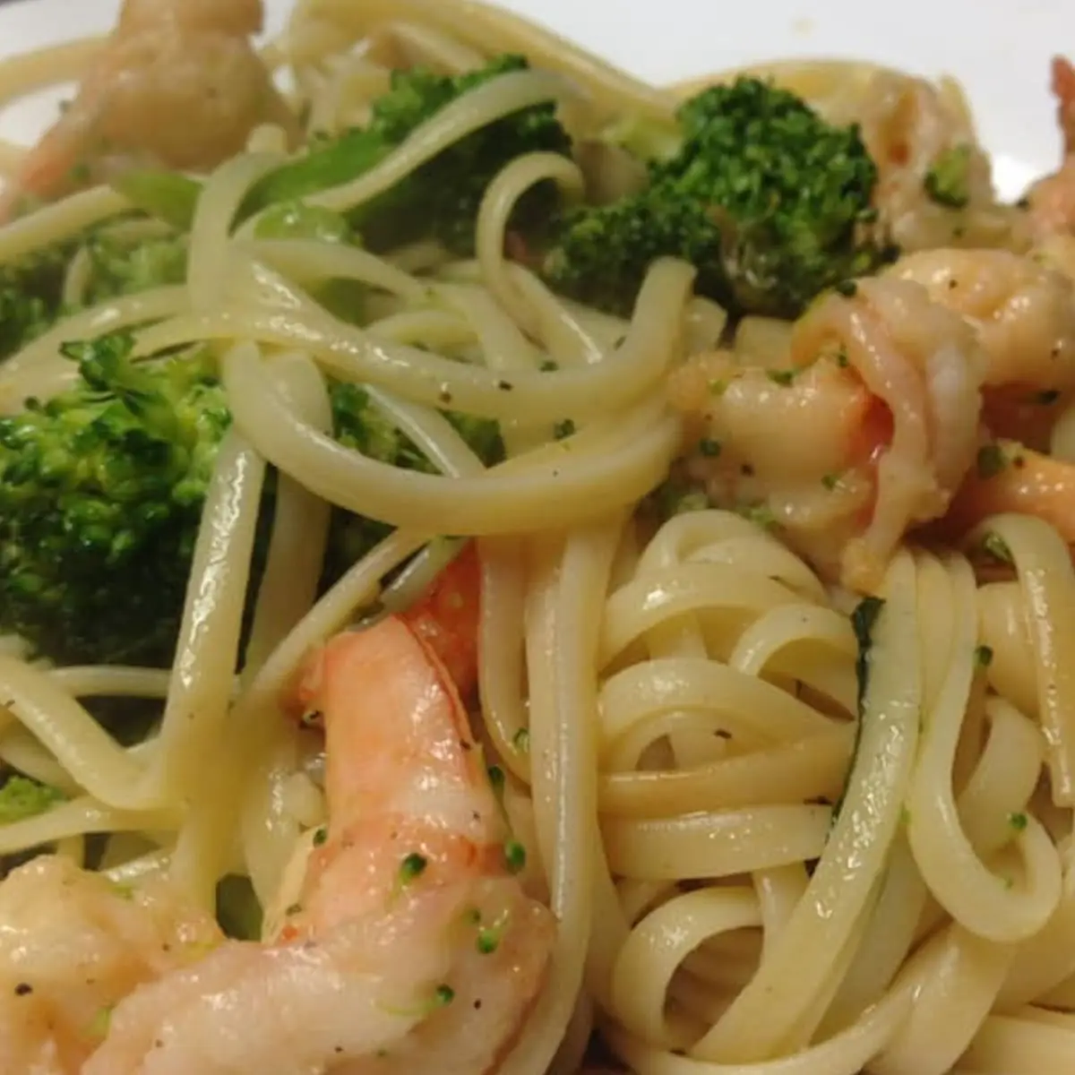 Linguini with Shrimp Broccoli Garlic & Olive Oil