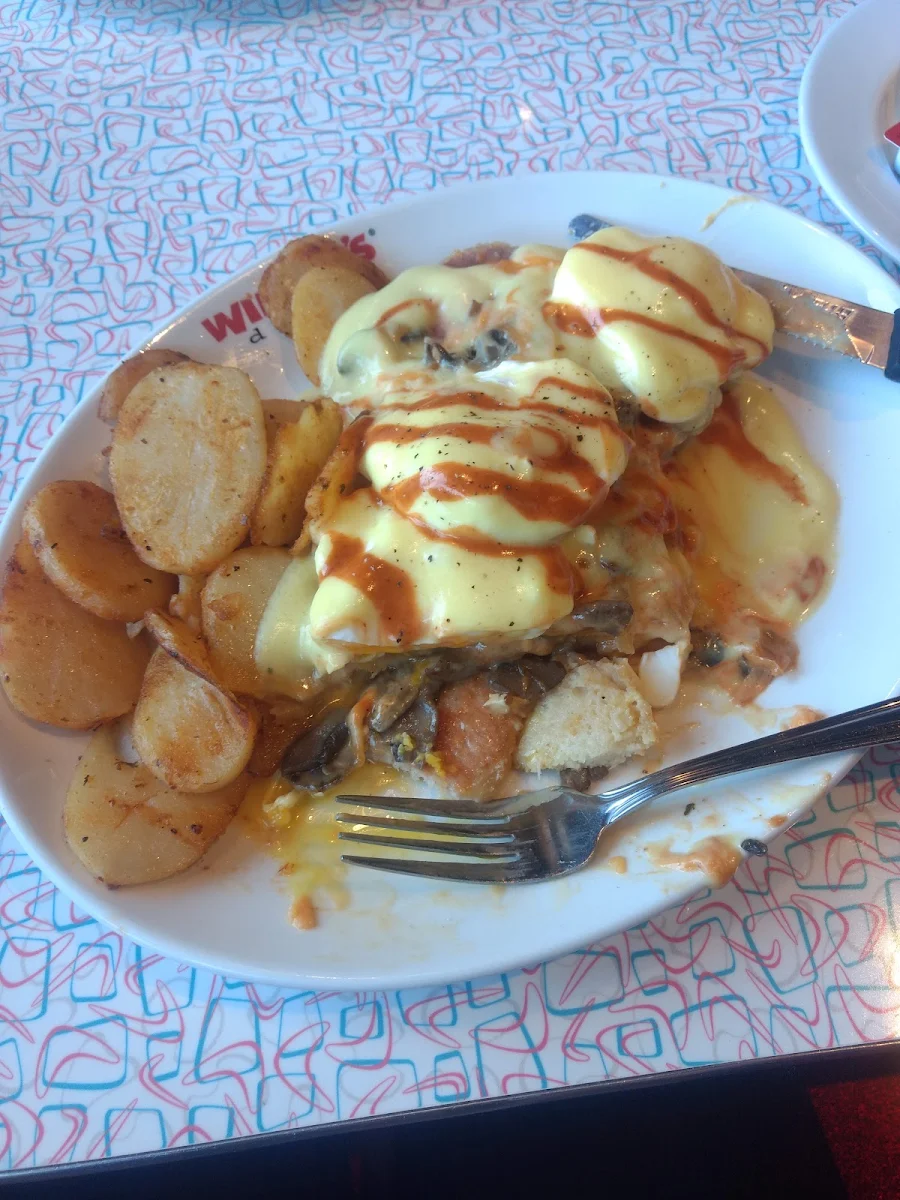 Peameal Benedict  910 Cals