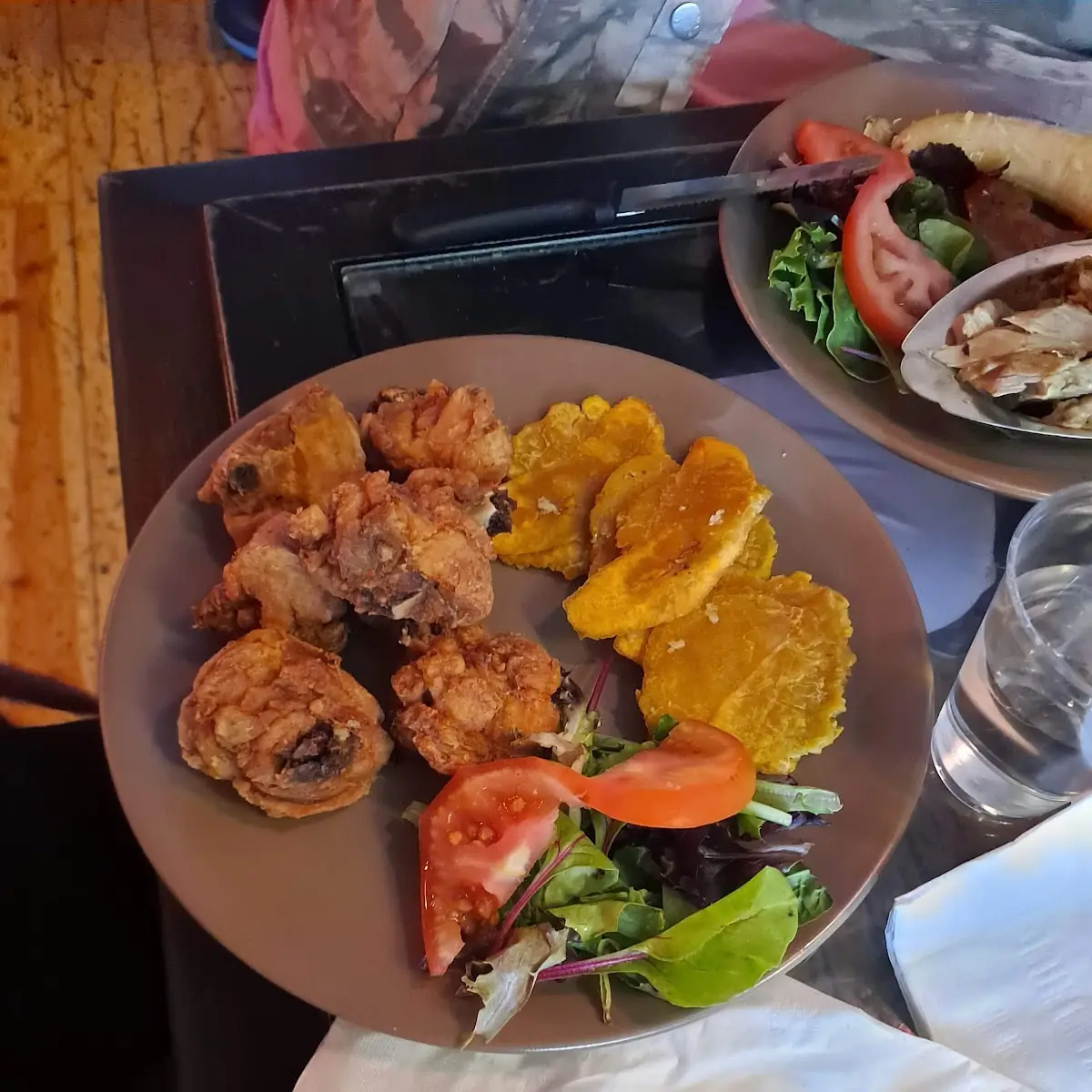 Pollo Frito Con Tostones