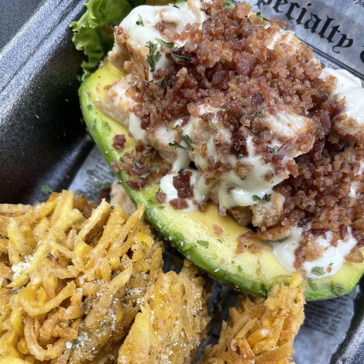 Aguacate Relleno de Pechuga Bacon Ranch
