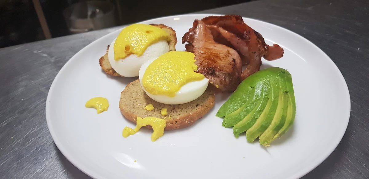 Paleo Eggs Benedict, Cafe Tahbella