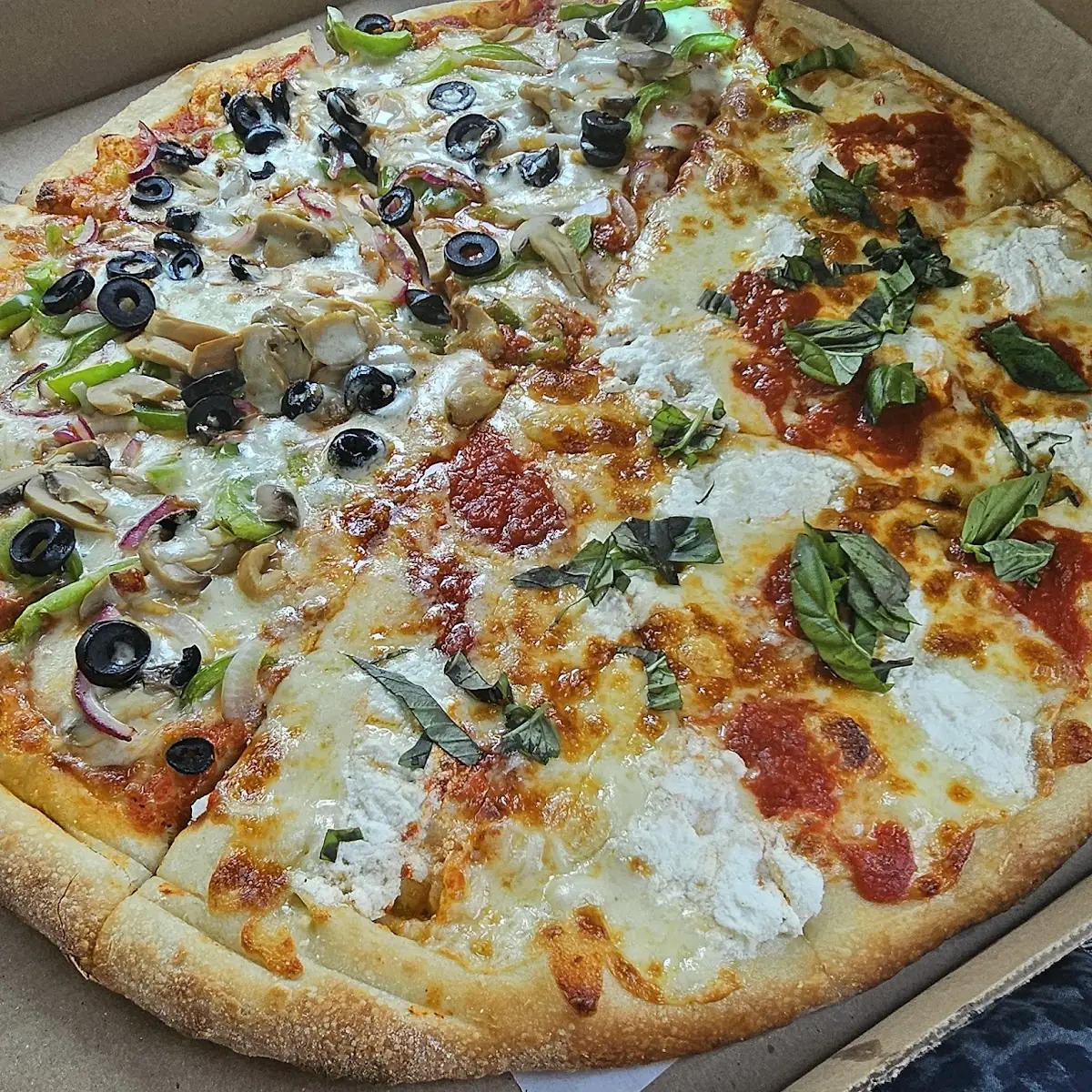 Primavera Pizza & Quattro Formaggi Pizza