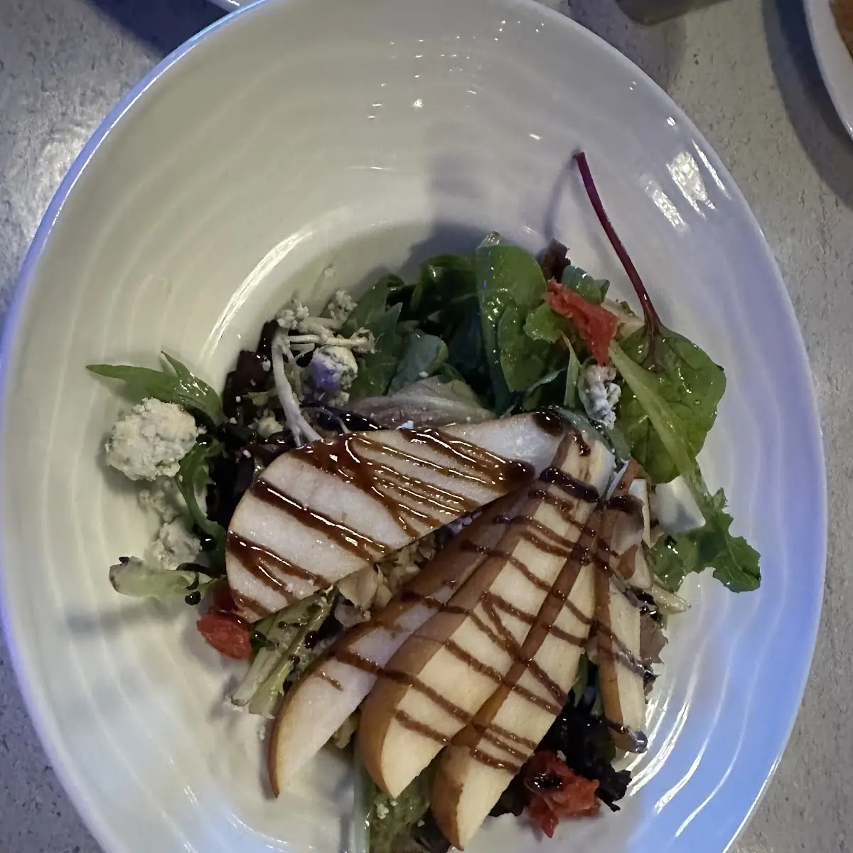 House Salad w Sliced Pears and Tomatoes