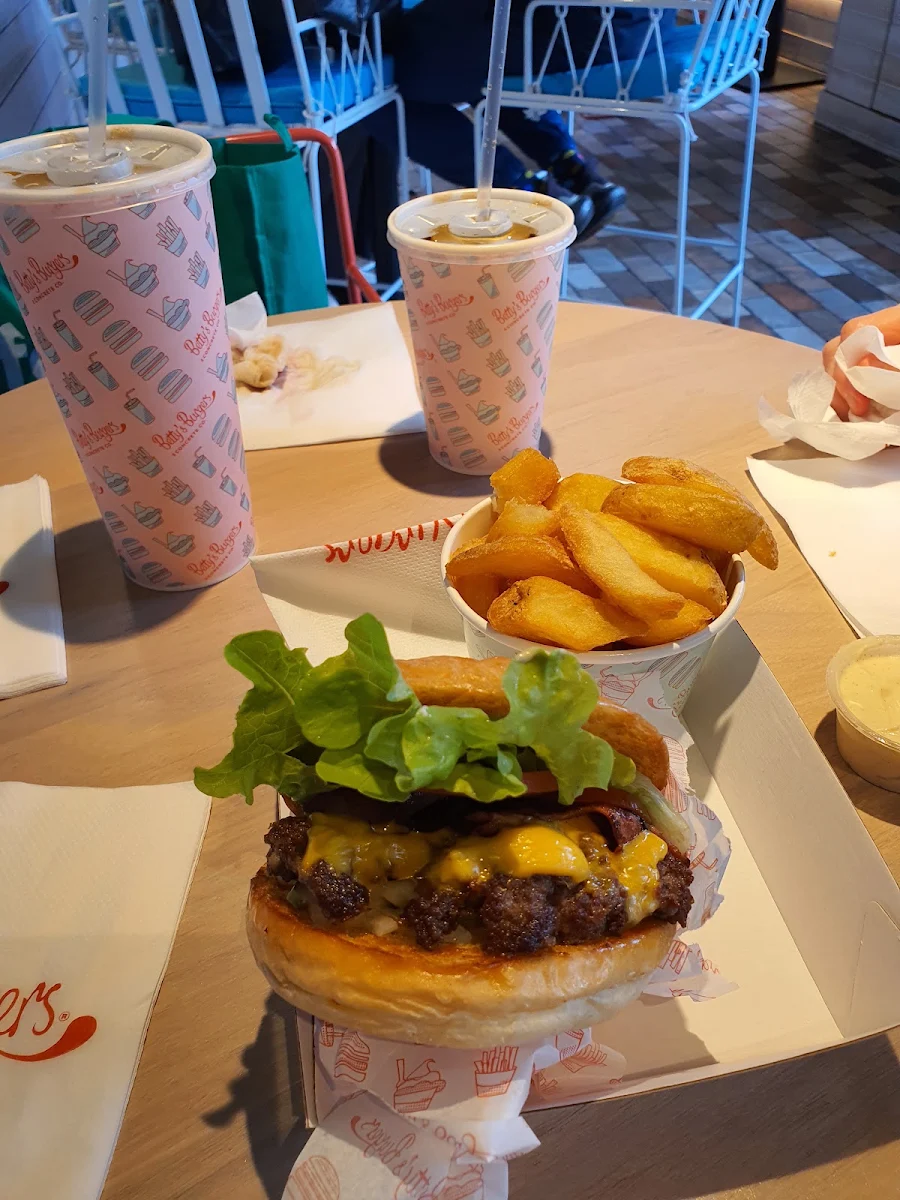 Deluxe Burger and Fries, Betty's Burgers