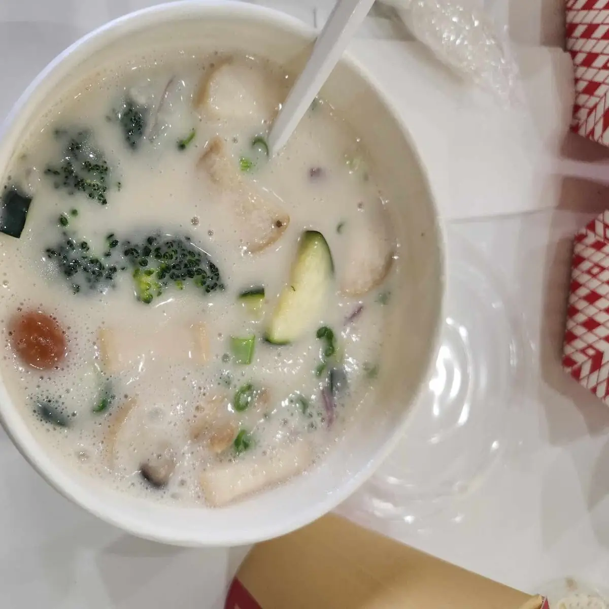 Tom Kha White