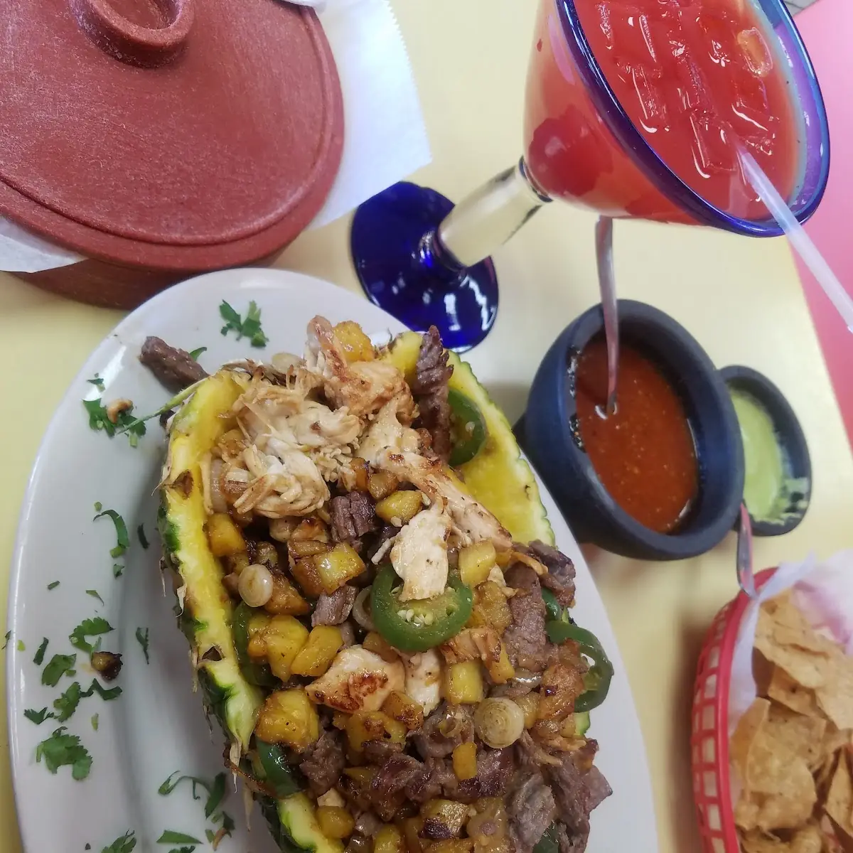 Piña Rellena de Mariscos