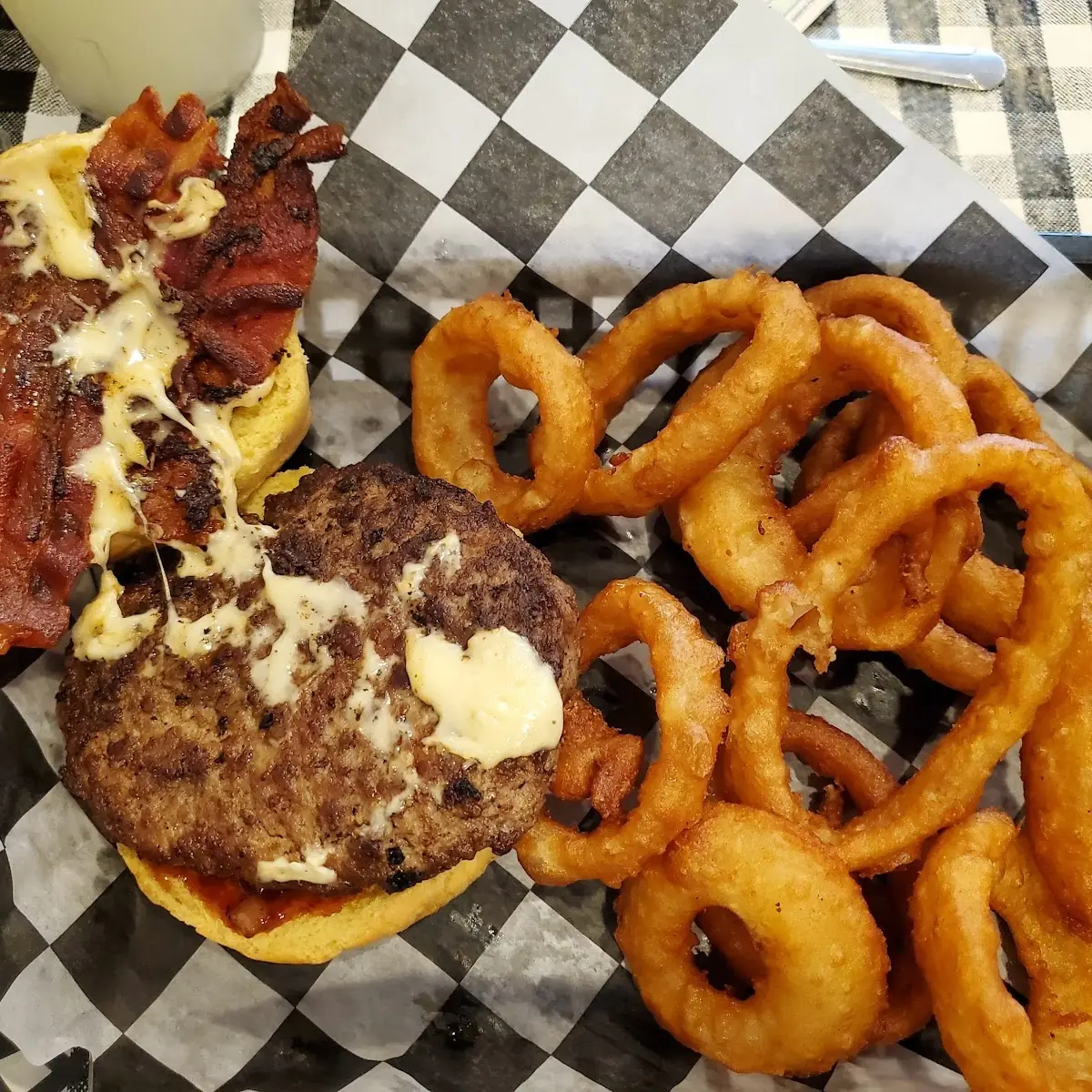 Cheeseburger with Onion Rings