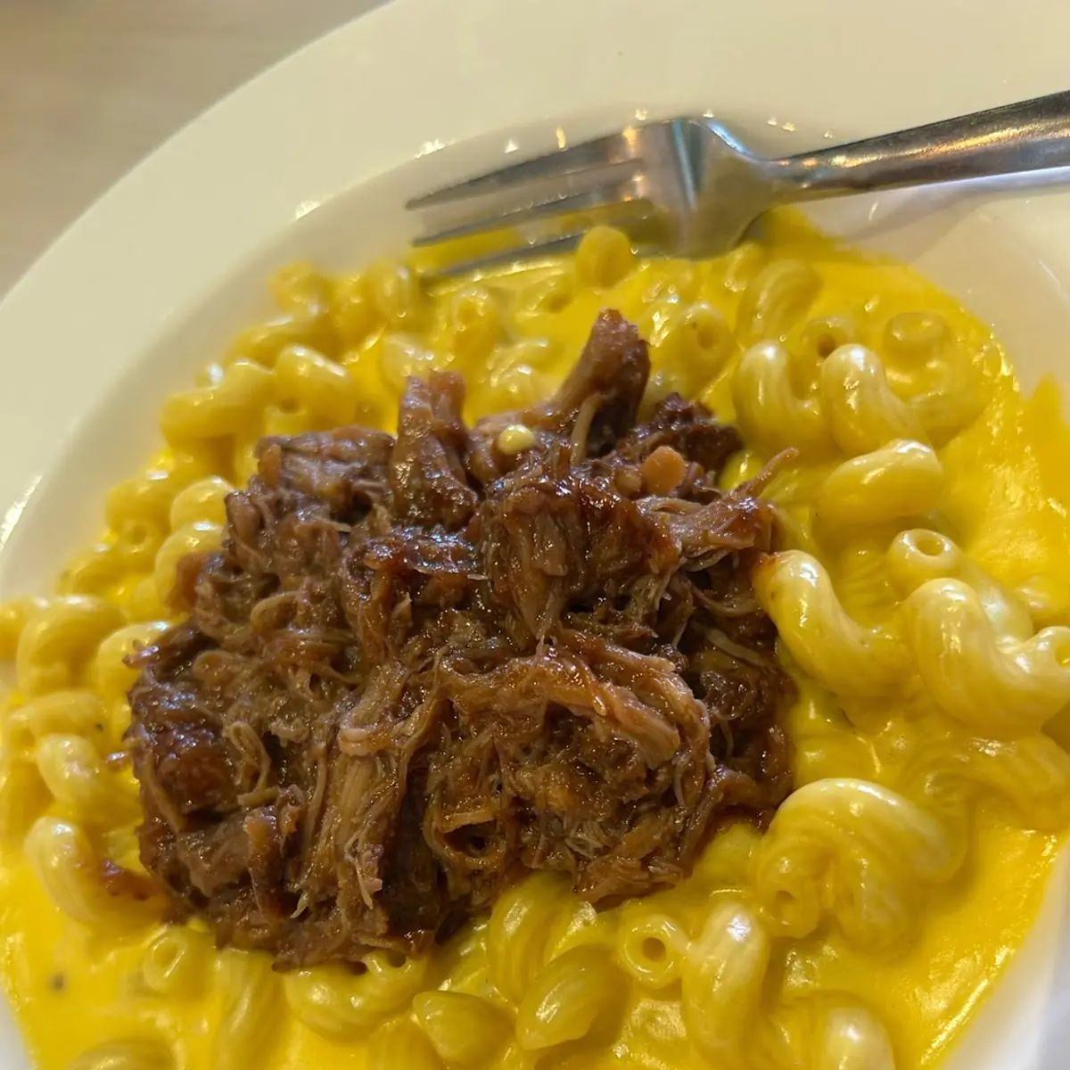 Mac and Cheese Con Carnitas