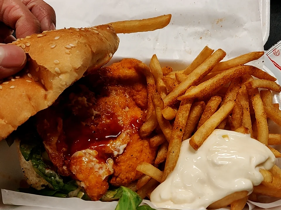 Chicken Sandwich w Fries & Pop