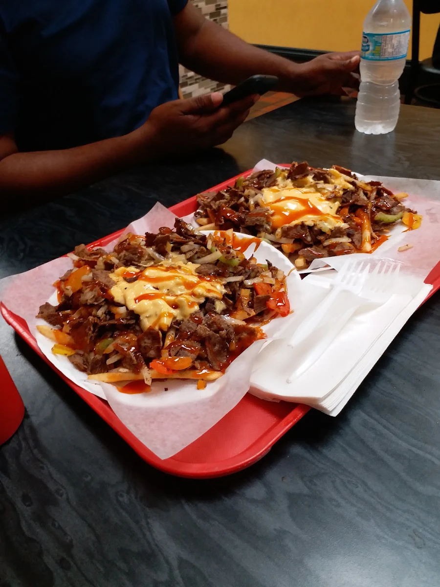 Steak on Fries w Fries & Pop