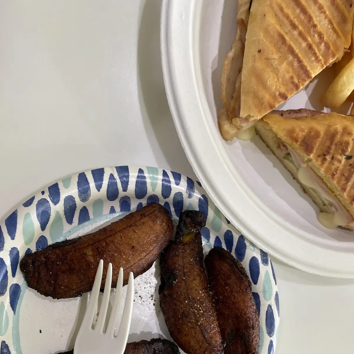 Media Noche Y Platanos Fritos